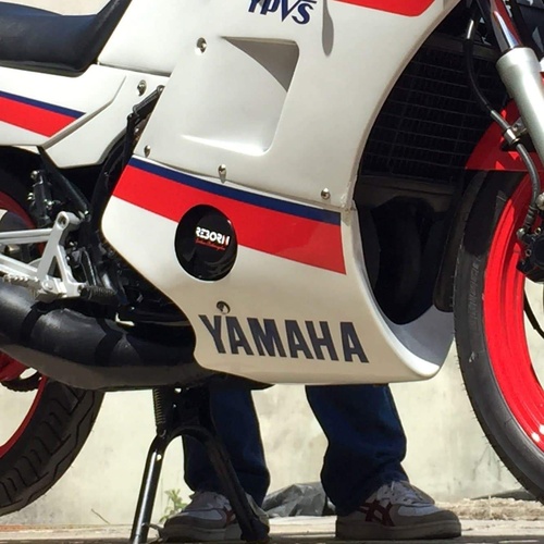 Pyramid Belly Pan | Gloss Black | Yamaha RD350 YPVS F1/F2 1983>1990